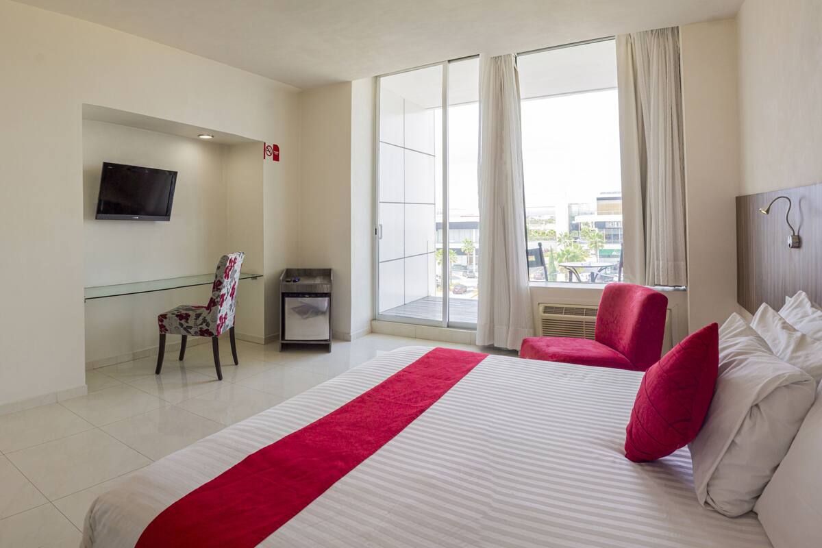 Junior Room, 1 Katil Raja (King), City View | Peti besi dalam bilik, meja, langsir/tirai gelap terus 
