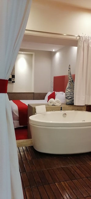 Chambre Supérieure, 1 très grand lit | Lavabo de la salle de bain