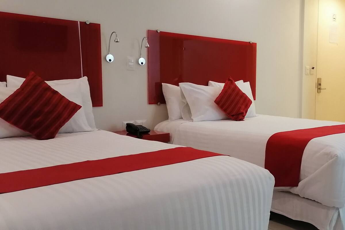 Junior Double Room | Peti besi dalam bilik, meja, langsir/tirai gelap terus 