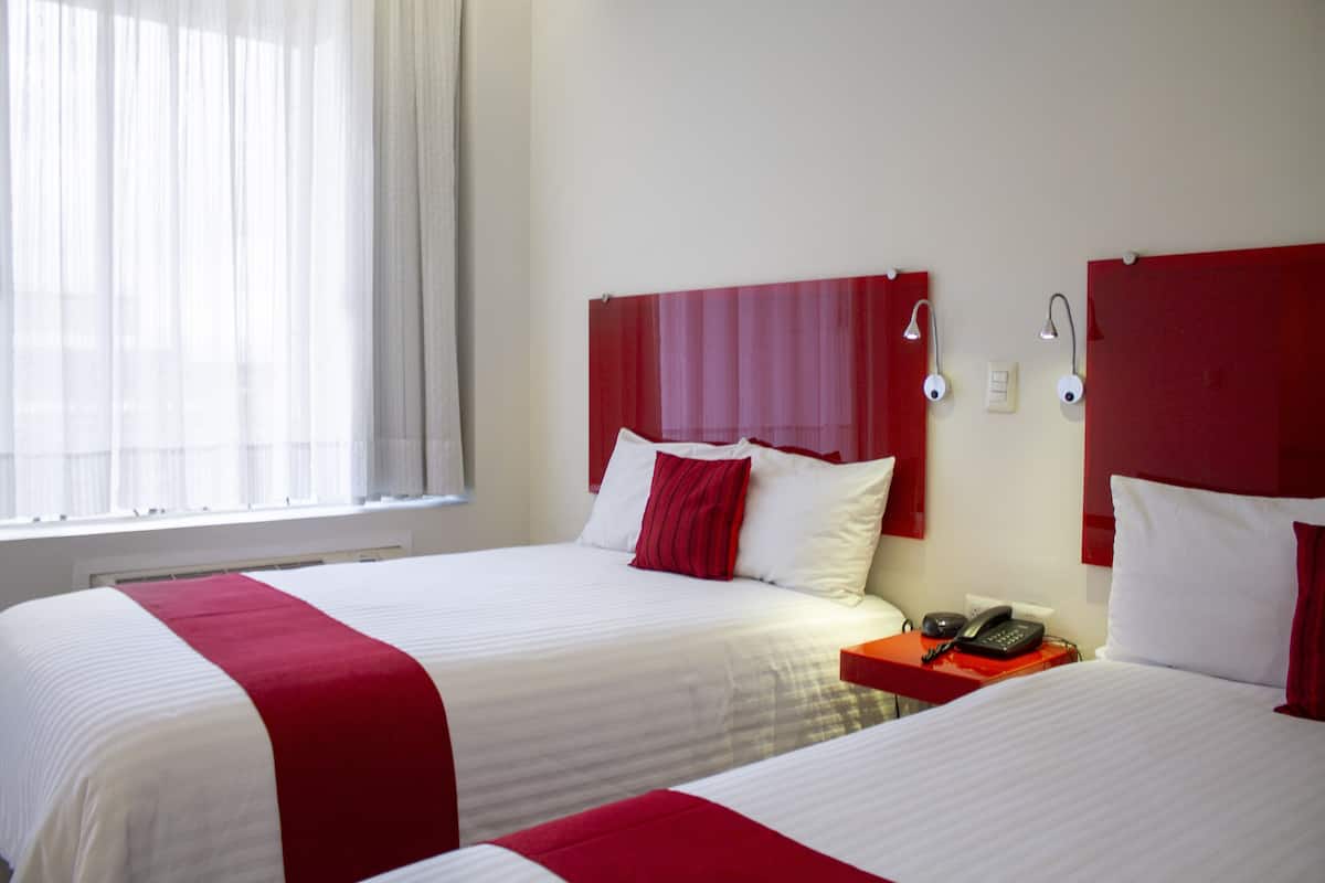 Junior Double Room, City View | Peti besi dalam bilik, meja, langsir/tirai gelap terus 