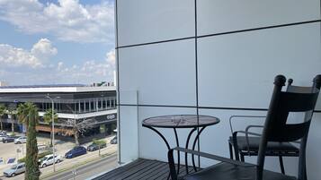 Habitación doble junior, vista a la ciudad | Balcón