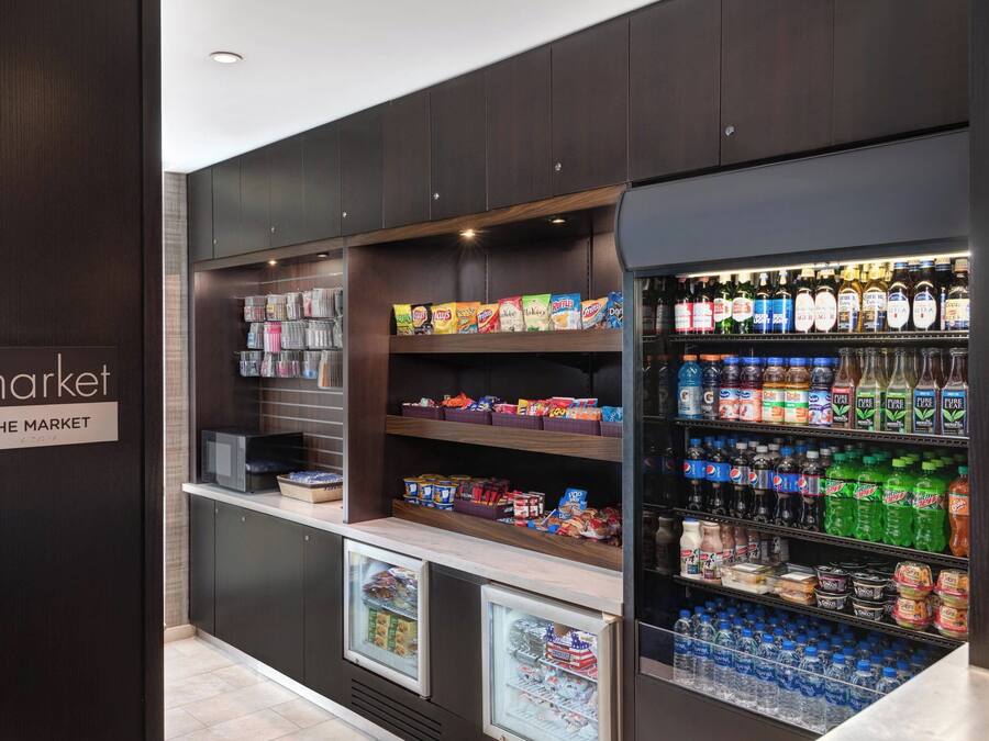 Een automaat met drankjes en snacks, gekoeld bewaard.