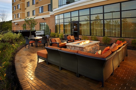 BBQ/picnic Area. Courtyard by Marriott Pittsburgh Washington/Meadow Lands