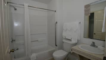 Un baño con bañera, inodoro y lavamanos.