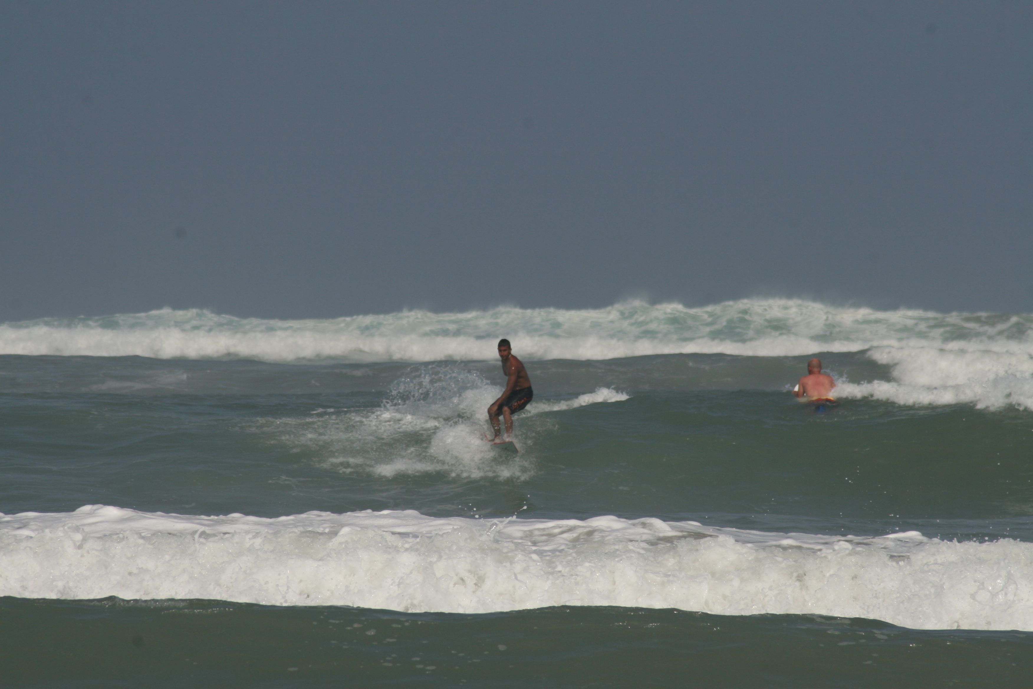 Una persona surfeando en el océano.