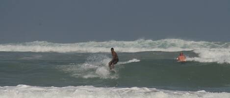 Una persona surfeando en el océano.