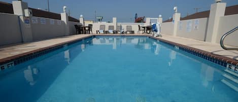 Ulkouima-allas, aurinkotuoleja