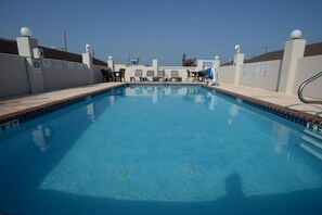Outdoor pool, pool loungers - Port Isla Inn (Port Isabel)