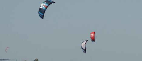 Ein Strand mit Wind- und Kitesurfern.