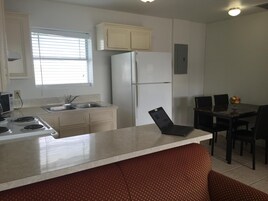 Frigorífico grande, microondas, placa de cocina y cafetera o tetera