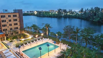 Una piscina al aire libre