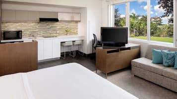 Studio, 1 King Bed with Sofa bed | Egyptian cotton sheets, premium bedding, down comforters, in-room safe