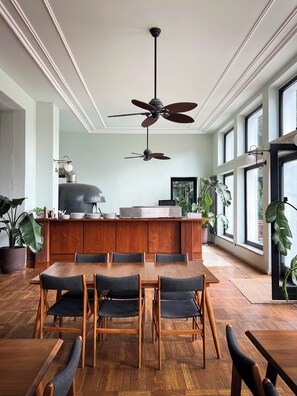 Breakfast, lunch, dinner served; Regional cuisine, garden views - Akademie Berlin-schmöckwitz (Berlin)