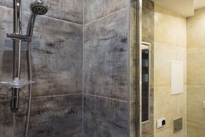Appartement Confort, coin cuisine | Salle de bain | Articles de toilette de luxe, sĂšche-cheveux, peignoirs