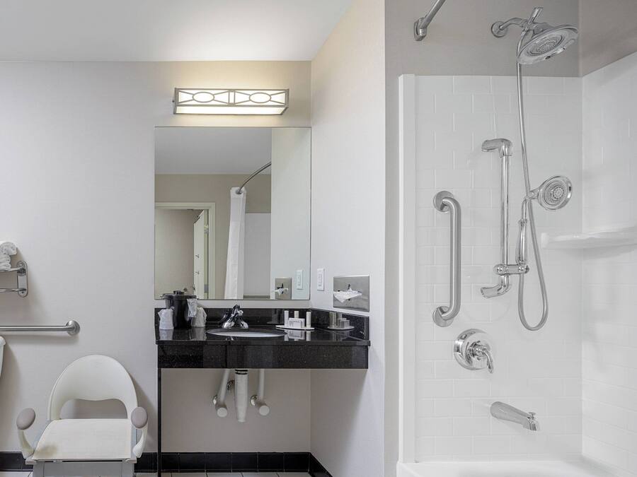 Un baño moderno con inodoro, bidé, lavabo y ducha.