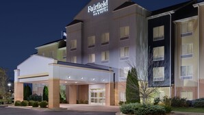 A Fairfield Inn & Suites hotel with a modern design, featuring a covered entrance and a parking lot. - Fairfield Inn & Suites by Marriott Paducah (Paducah)