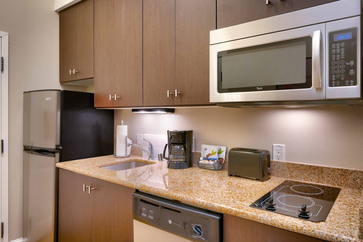 Refrigerador, microondas, horno, placa de cocina