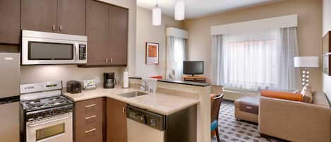 1 habitación, escritorio y tabla de planchar con plancha