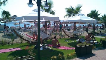 Privatstrand, Liegestühle, Sonnenschirme, Strandtücher