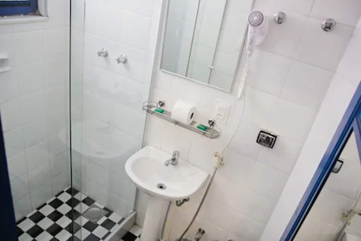 Bañera con ducha, secador de pelo, toallas
