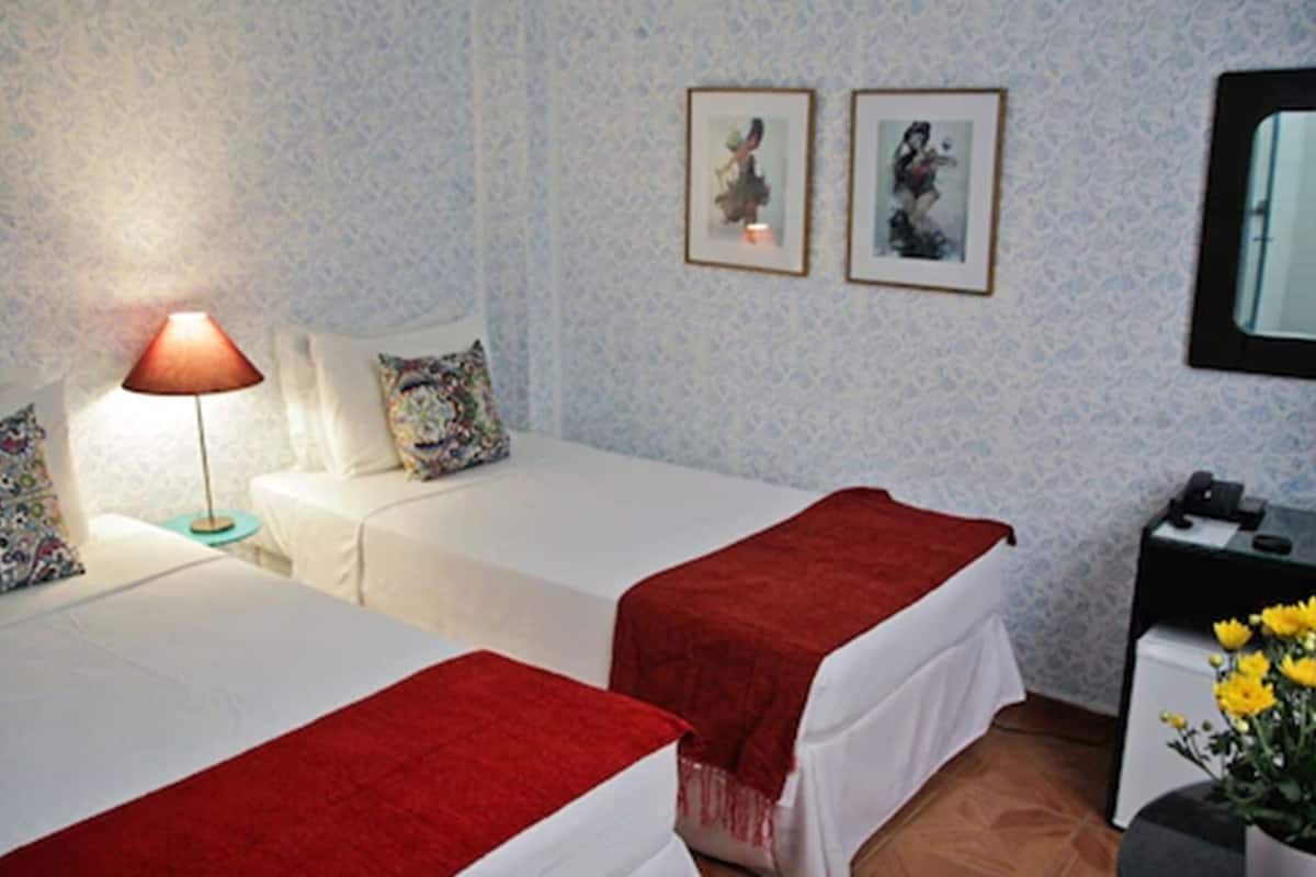 Ropa de cama de alta calidad, minibar y camas plegables/adicionales