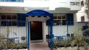 La entrada al Hotel Santa Clara, con una reja azul y un cartel con el número 316.