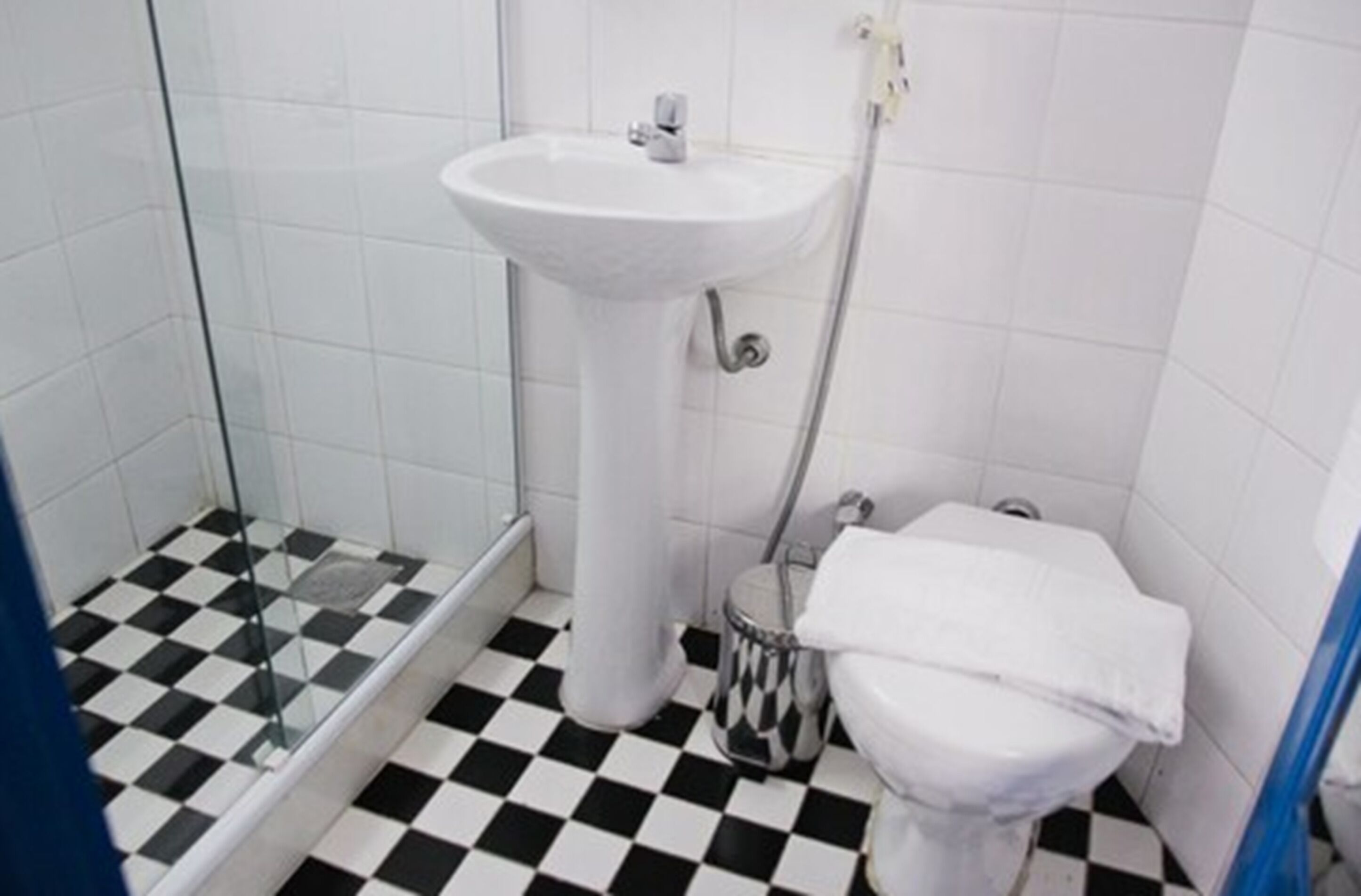 combined shower/bathtub, hair dryer, towels