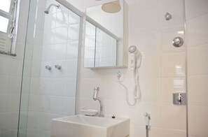 Combined shower/tub, hair dryer, towels - Hotel Santa Clara (Rio de Janeiro)