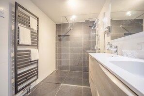 Suite, Terrace | Bathroom | Combined shower/tub, eco-friendly toiletries, hair dryer, towels - Fletcher Hotel - Restaurant Waalwijk (Waalwijk)