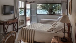 Minibar, brankas, tirai kedap cahaya, dan seprai linen