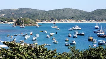 En la playa, arena blanca