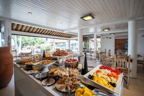 Free daily full breakfast - Pousada Baia Bonita (Búzios)