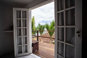 Quarto duplo, varanda, vista para o mar | Frigobar, cofres nos quartos, cortinas blackout, roupa de cama