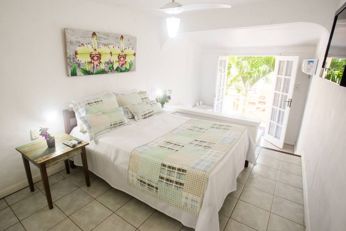 Triple Room, Garden View | Minibar, in-room safe, blackout curtains, bed sheets