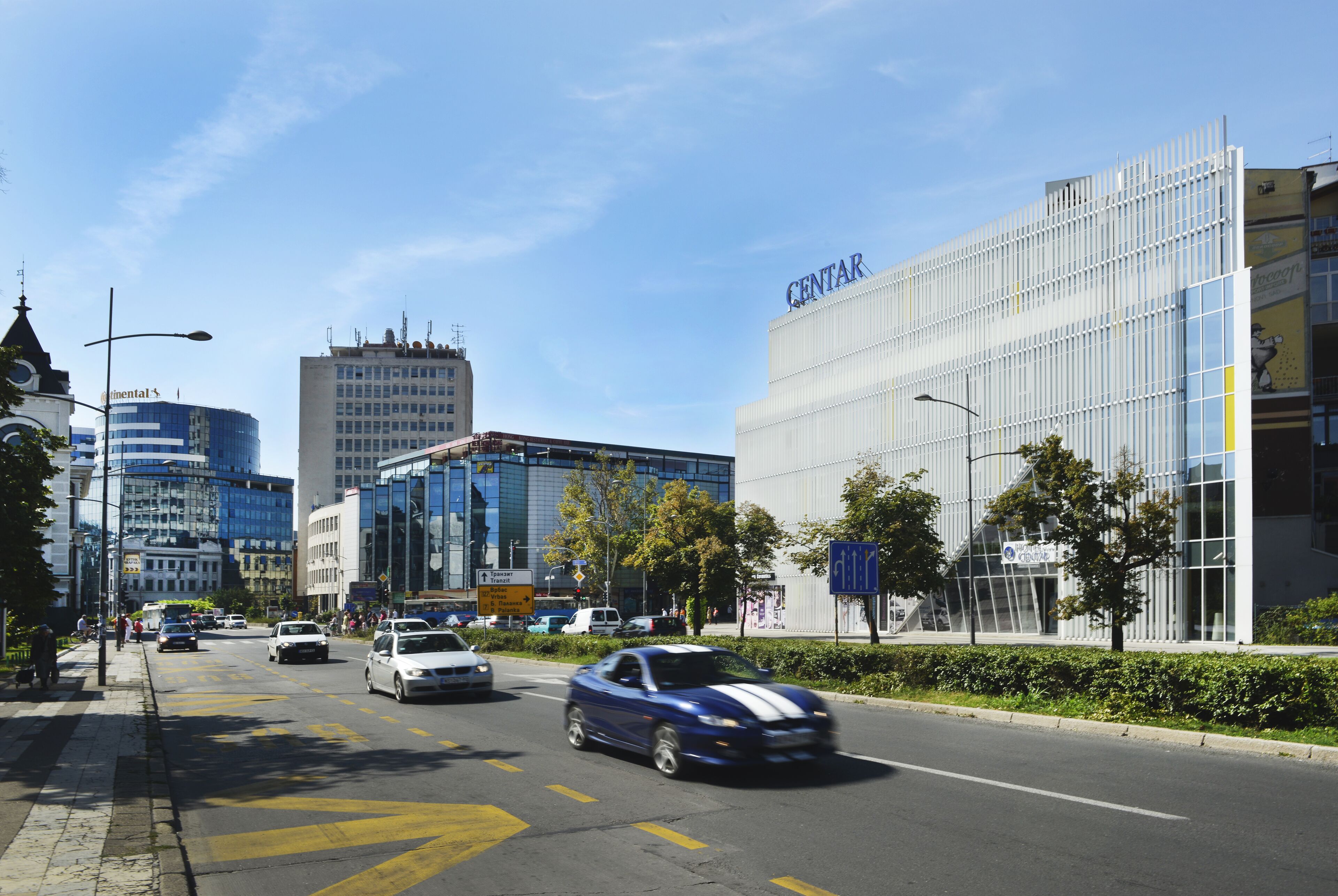 Un edificio moderno con fachada de vidrio y el nombre "CENTAR" en la parte superior.
