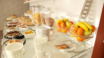 Een buffet met diverse gerechten en drankjes.