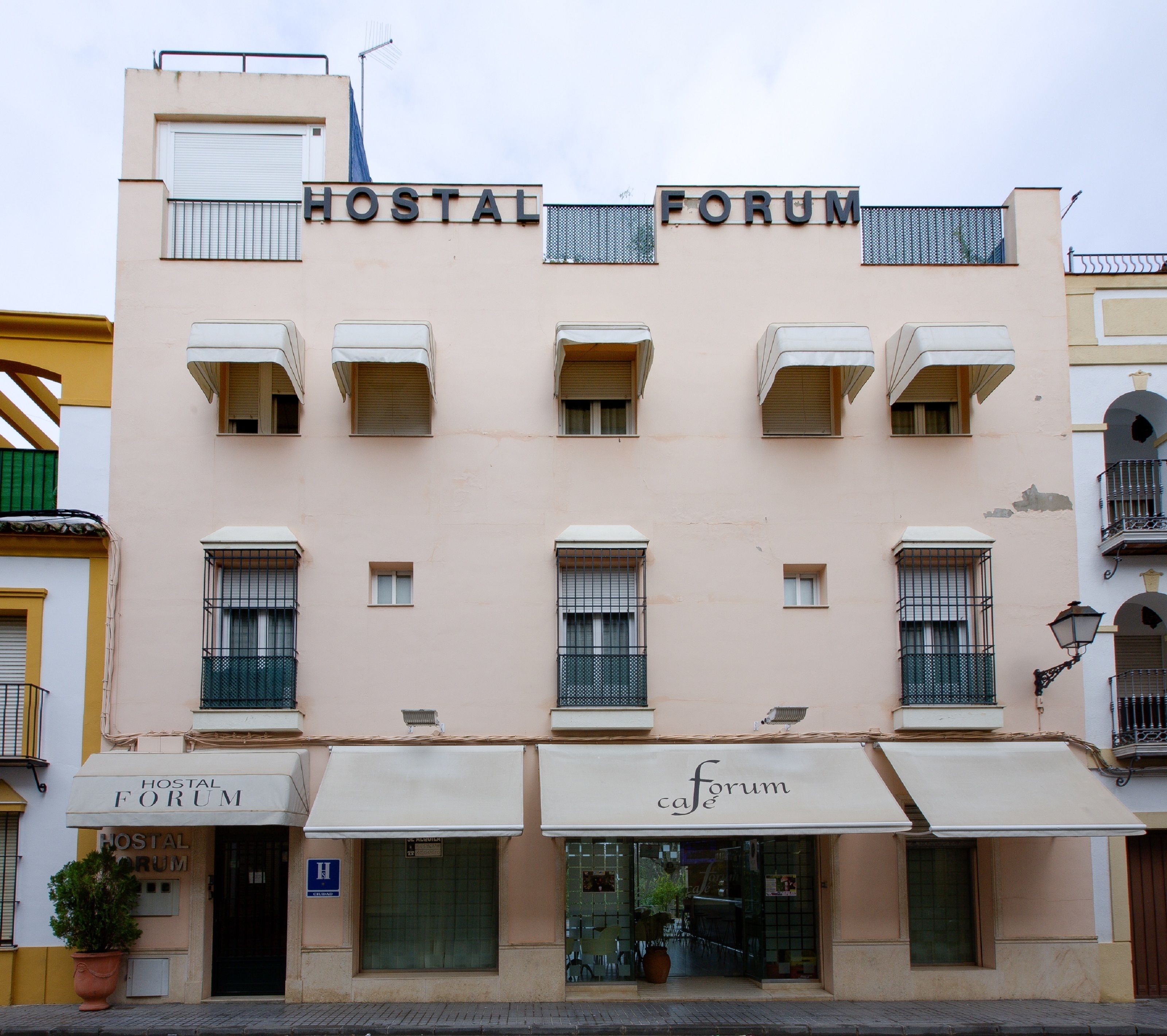 Un edificio con el cartel "HOSTAL FORUM", que indica que se trata de un hostal.