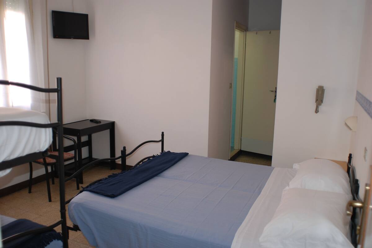 Premium bedding, desk, free cots/infant beds, free WiFi