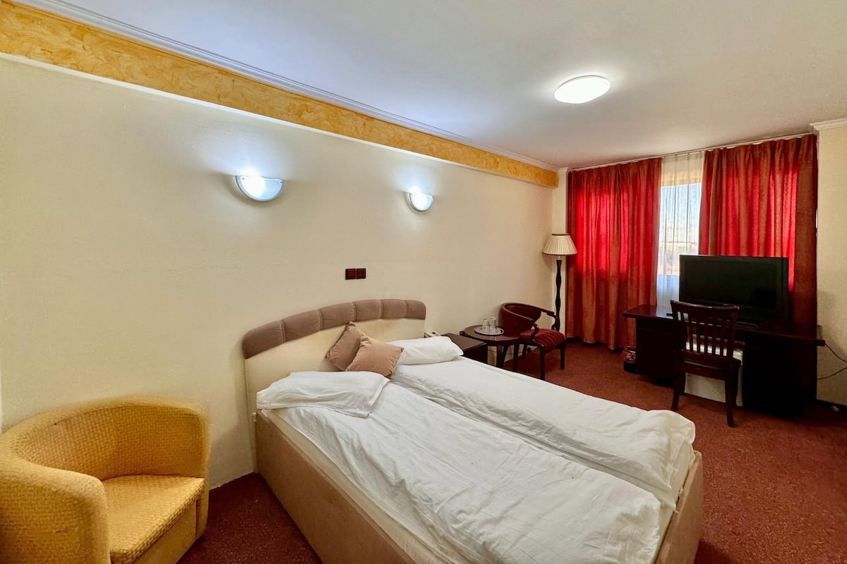 Een minibar, een kluis op de kamer, een bureau, verduisterende gordijnen