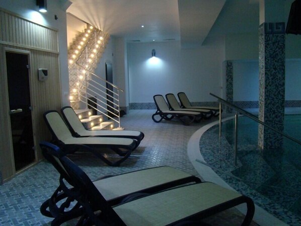 Indoor pool - Hotel Helin Aeroport (Ghercesti)