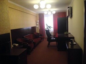 Suite | Living area | Flat-screen TV - Hotel Helin Aeroport (Ghercesti)