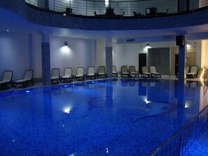 Kolam renang indoor