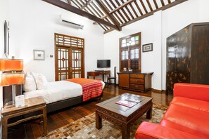 Hutton Deluxe Queen Room with Jacuzzi