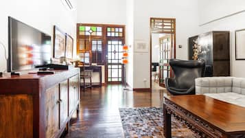 Hutton Deluxe Twin Room with Jacuzzi and Balcony | Premium bedding, free minibar, in-room safe, desk