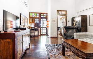 Hutton Deluxe Twin Room with Jacuzzi and Balcony | 高級寢具、免費迷你吧、客房內保險箱、書桌