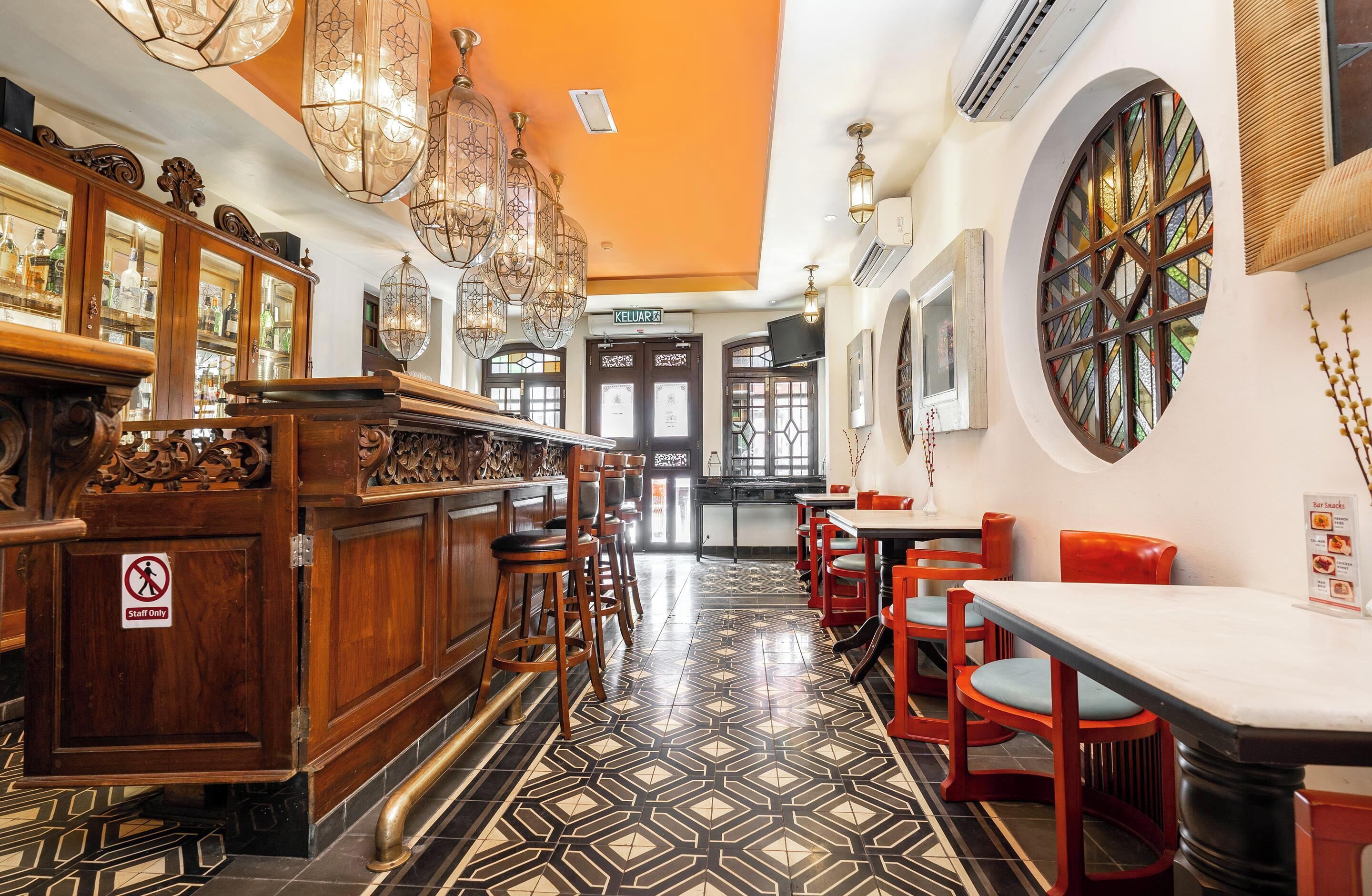 تقديم الإفطار، الأطباق العالمية، إطلالات على حمام السباحة