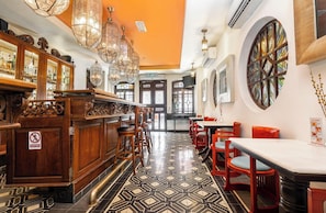 供應早餐、午餐和晚餐,國際料理,游泳池景觀