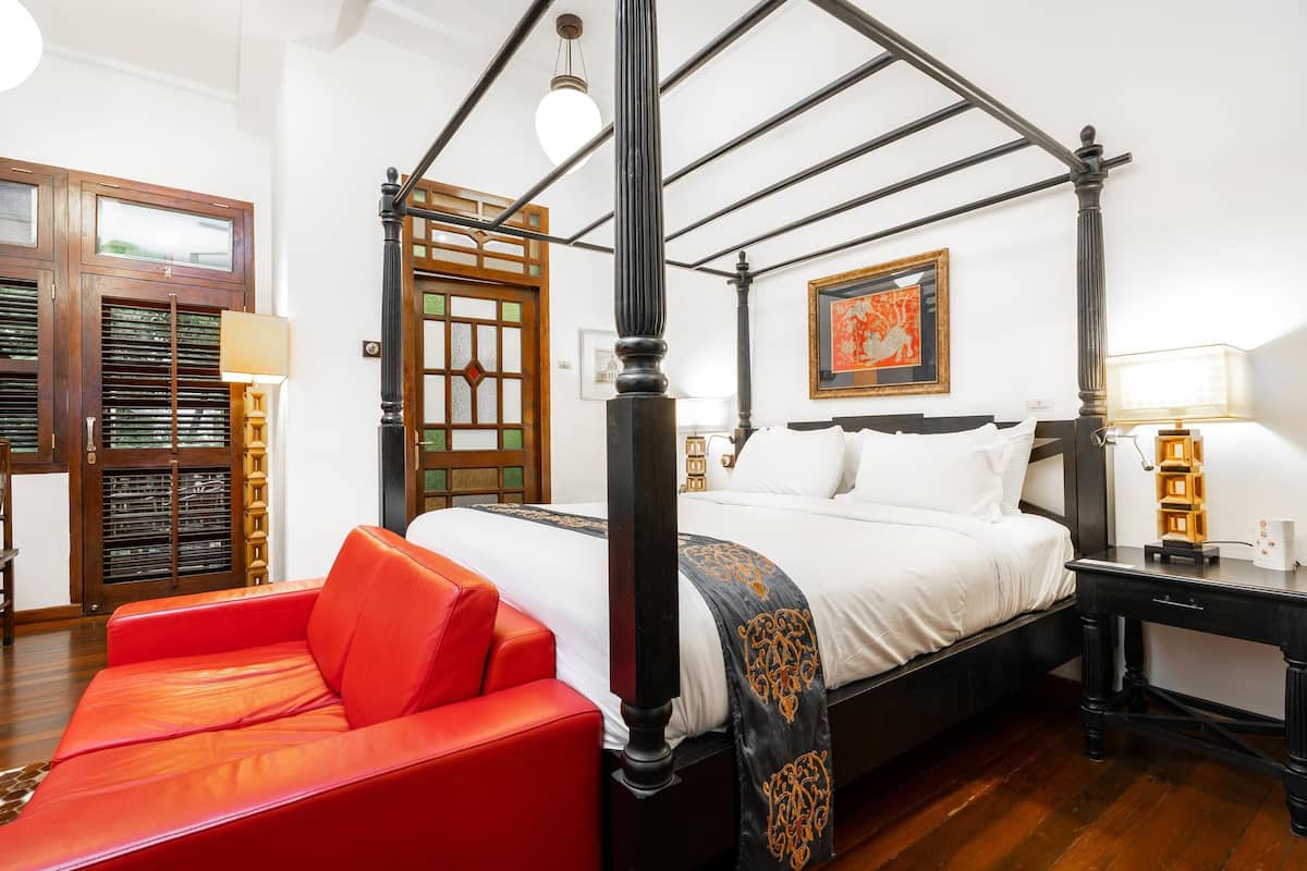 Hutton Deluxe King Room with Jacuzzi and Balcony | Hochwertige Bettwaren, kostenlose Minibar, Zimmersafe, Schreibtisch