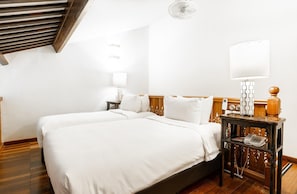 Hutton Deluxe Twin Room with Jacuzzi and Balcony