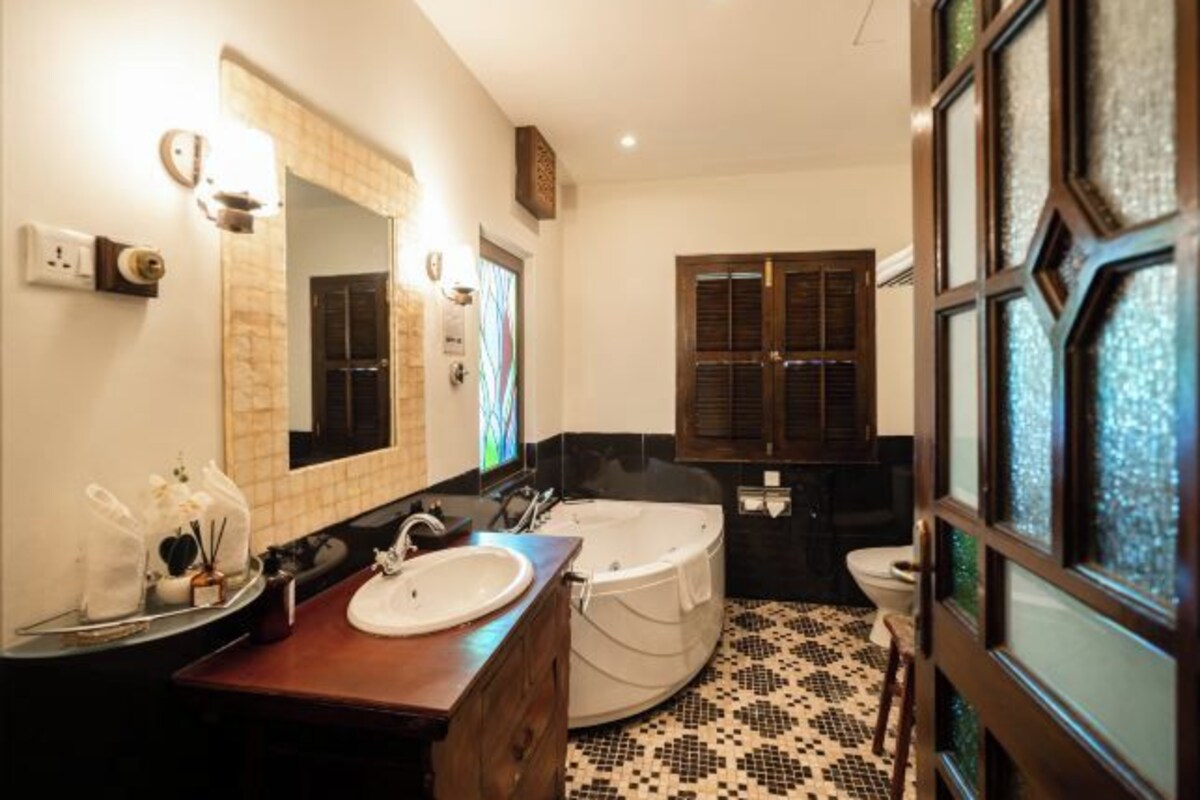 Bathroom | Separate tub and shower, jetted tub, free toiletries, hair dryer